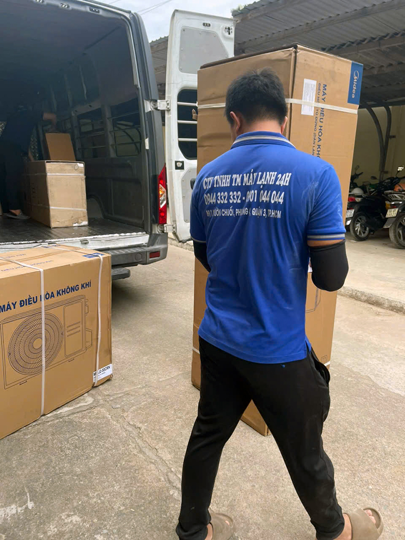 Thi công tủ đứng Midea 5HP cho công ty tại Thuận An Bình Dương